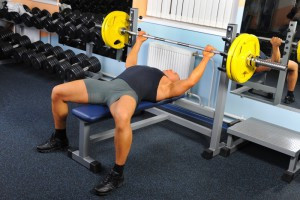 Die Hantelbank ist sehr hilfreich bei intensivem Hanteltraining