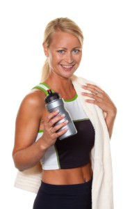 Das Fitnesstraining auf dem Crosstrainer macht Spaß, verbessert die Kondition und sorgt für purzelnde Pfunde.