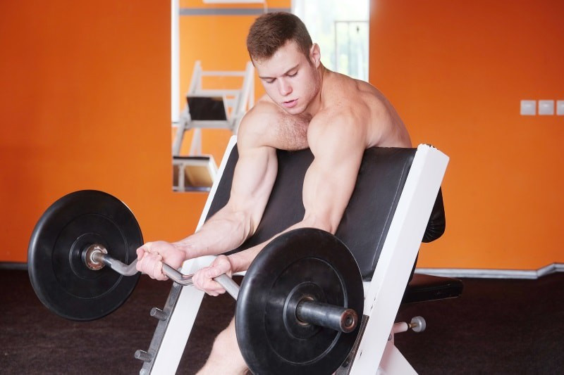 In kleinen Schritten steigern und die Gelenke nicht ganz durchstrecken: Nur so ist sicheres und zielorientiertes Krafttraining möglich.